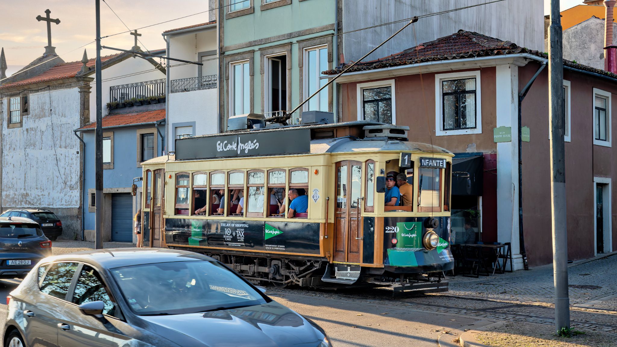 Traditionelle Straßenbahn der Linie 1